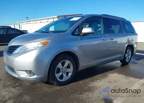 2013 Toyota Sienna Le V6 8 Passenger z USA, uszkodzony, nr VIN 5TDKK3DCXDS318543